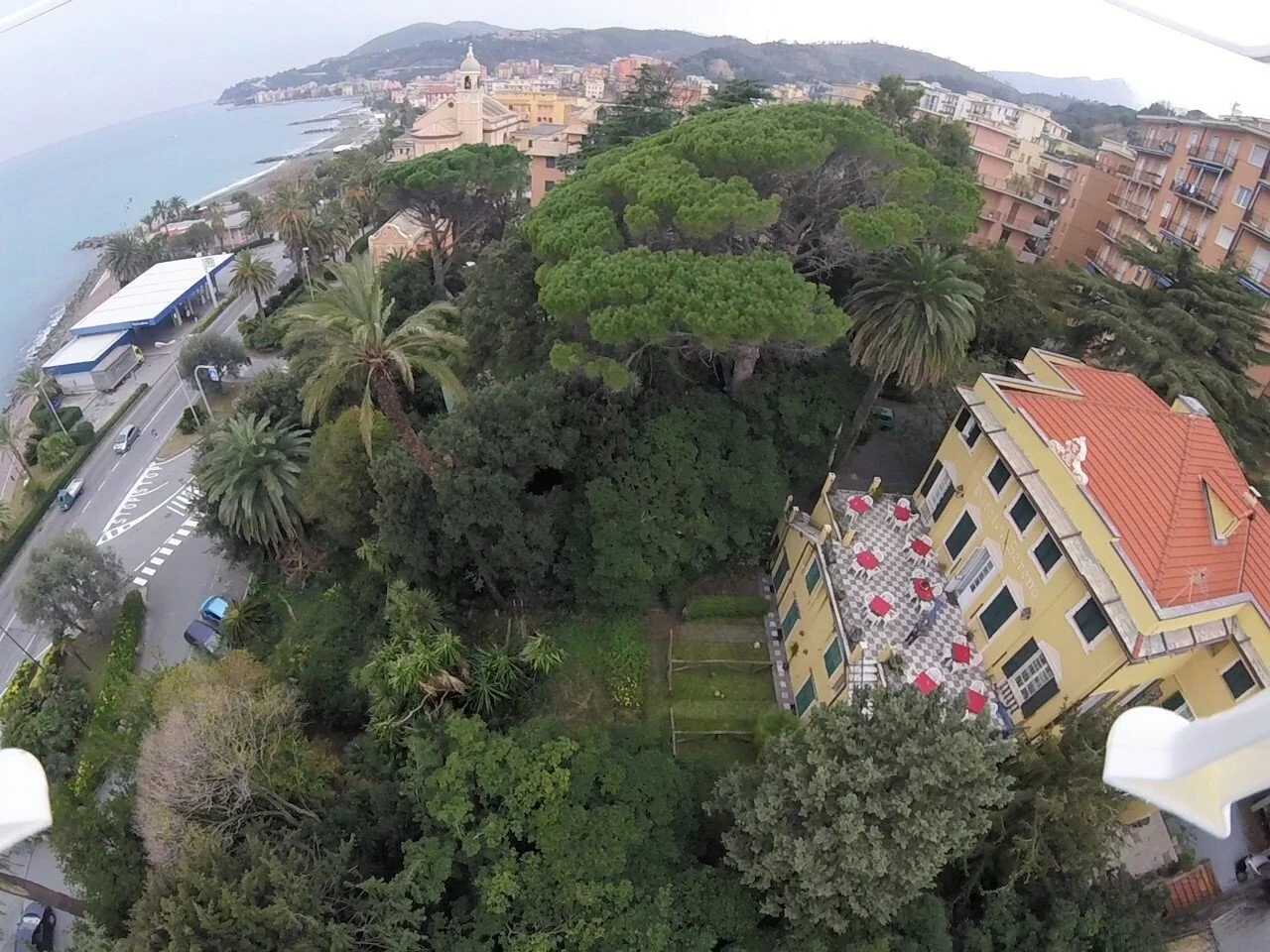 La posizione dell’hotel, tra il parco e la costa di Cogoleto